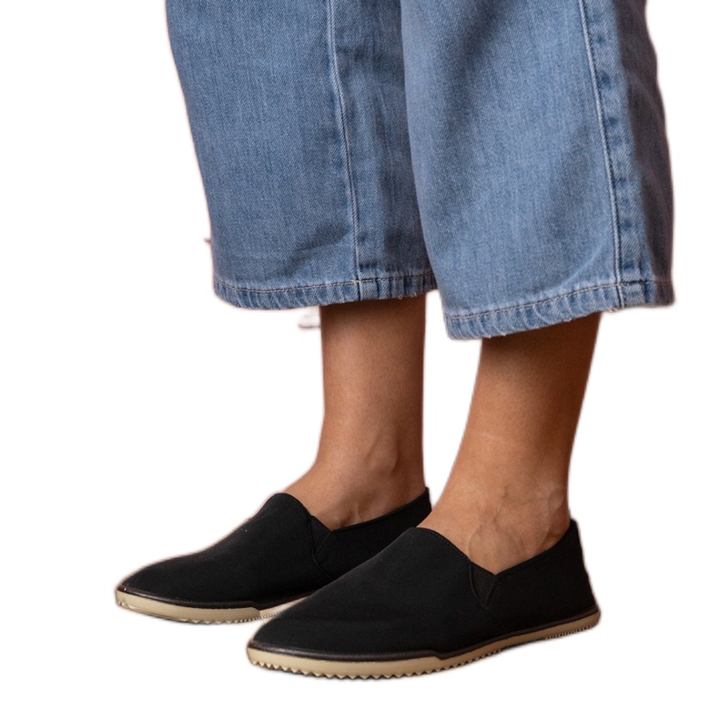 Mustat naisten liukastumat lenkkarit