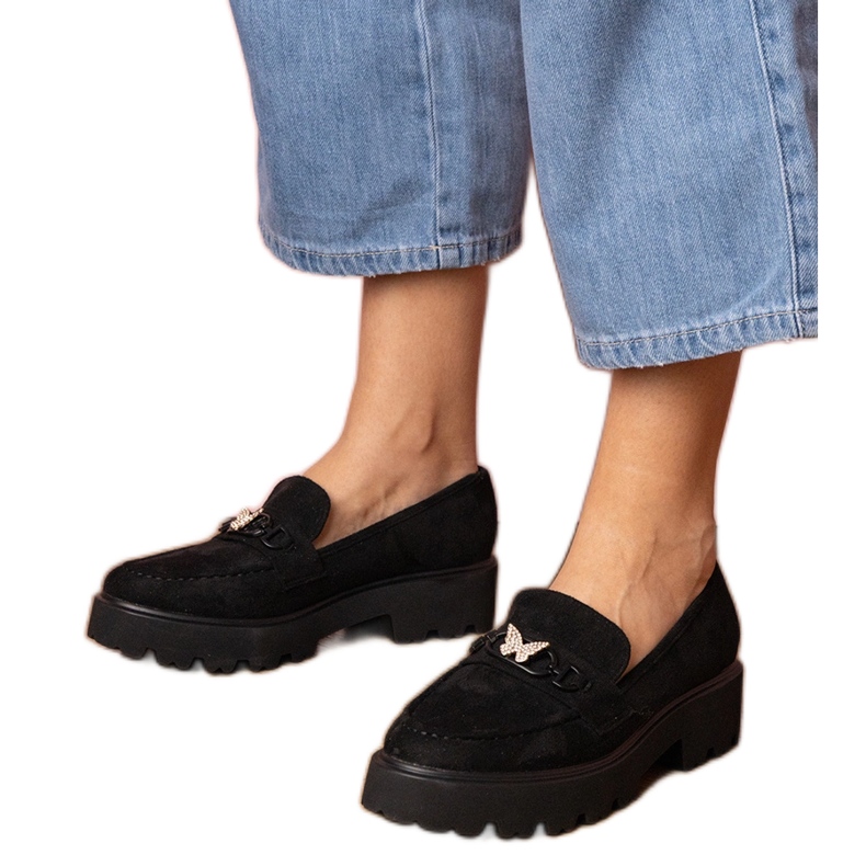 Mustat naisten leipät zirkoni -perhonen kanssa