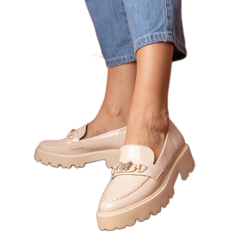 Beige lakattu leipä zirkoni -perhonen kanssa