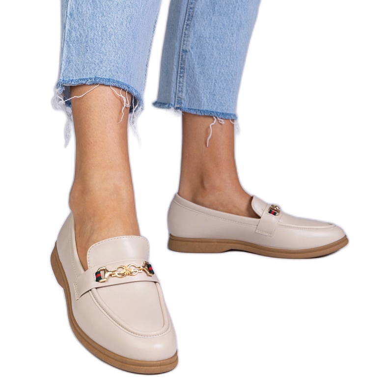 Beiget mokasiinit kullanvärisillä koristeilla