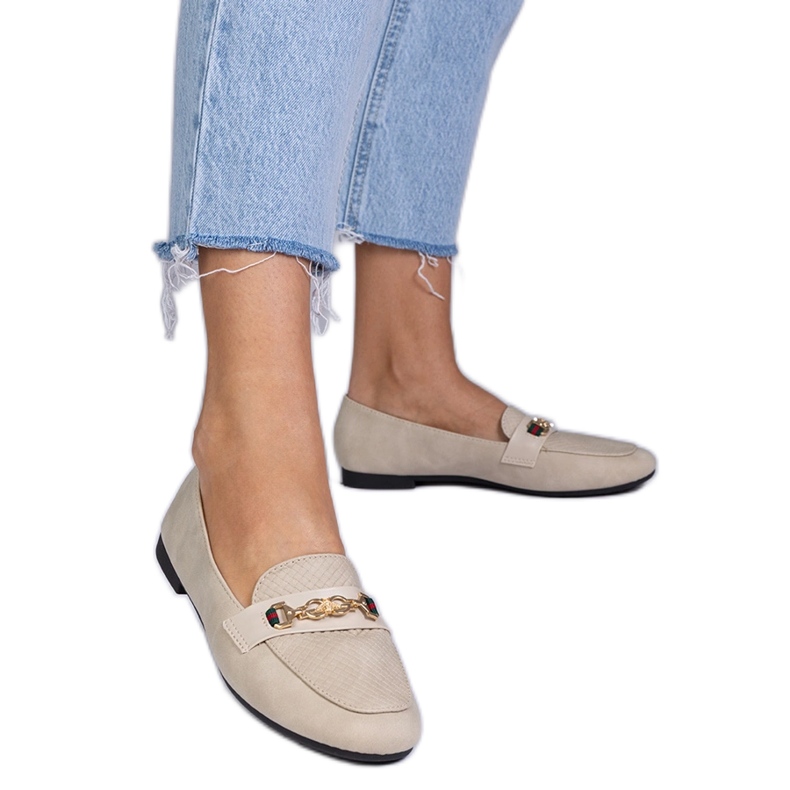 Beige -leipomot, joissa mattapinta on kultainen sisustus