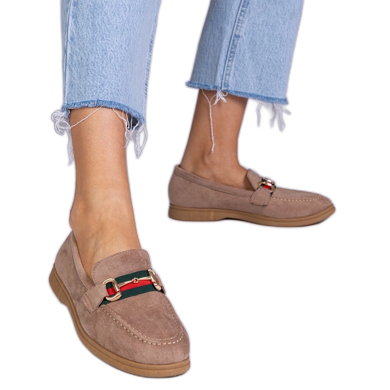 Ruskeat leipot Ekozamszista kultaisella sisustuksella