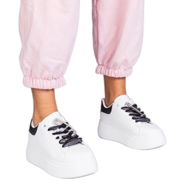 Valkoiset lenkkarit, joissa on musta insertti ja zirkonin tappi valkoinen Valkoiset lenkkarit, joissa on musta insertti ja zirkonin tappi valkoinen