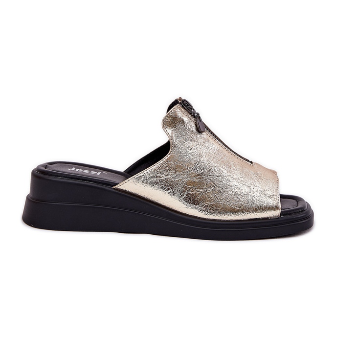 Naisten kiilat kiilalla, jossa on kultainen linna