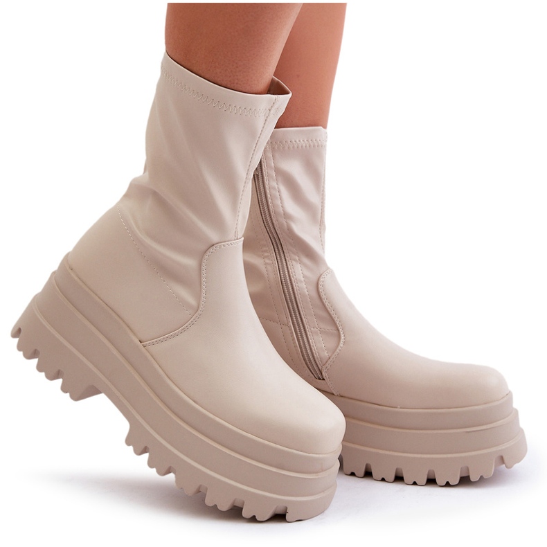 Vaaleanbeiget nilkkurit massiivisella alustalla