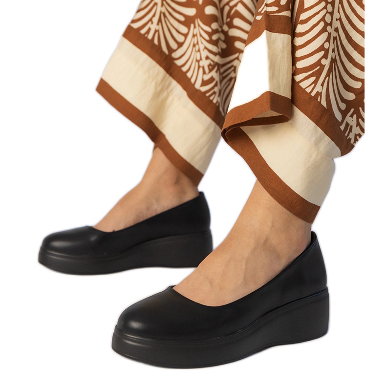 Mustat kengät ekologisella laiturilla