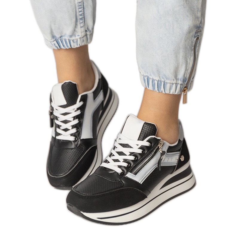 Mustat urheilun lenkkarit koristeltu liukusäätimellä