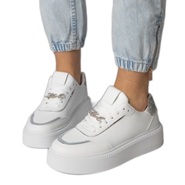 Valkoiset ja hopea -lenkkarit, jotka on koristeltu kimaltelevilla ja zirkoneilla valkoinen