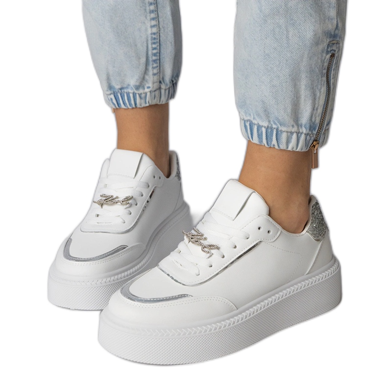 Valkoiset ja hopea -lenkkarit, jotka on koristeltu kimaltelevilla ja zirkoneilla valkoinen