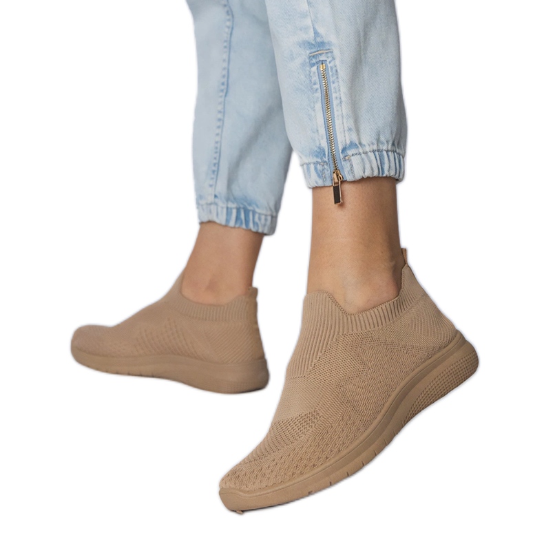 Beige urheilu lenkkarit, joissa on sukka -yläosa