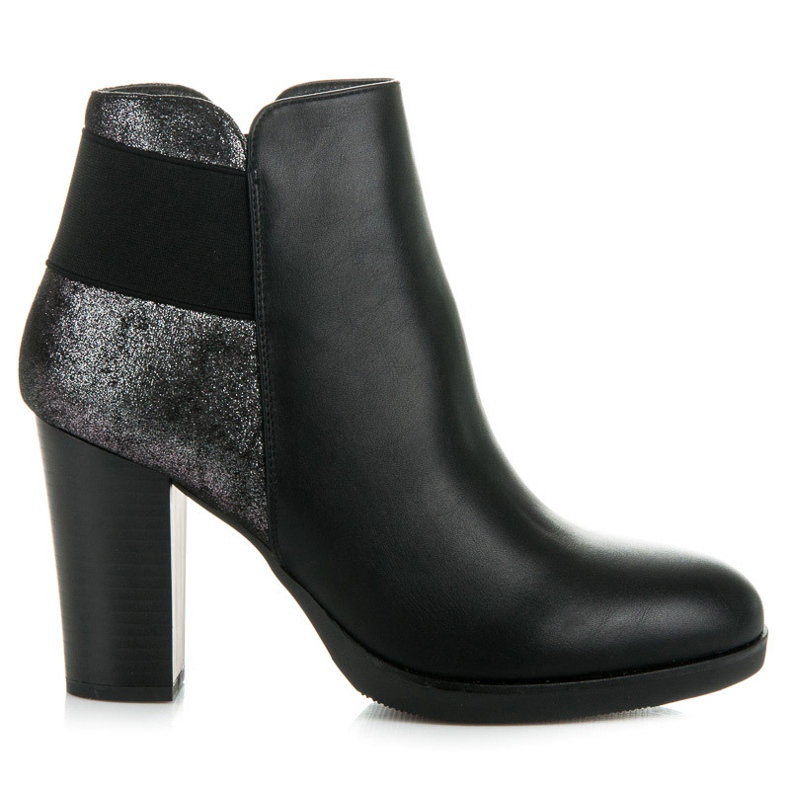 Vinceza Saappaat postauksessa musta