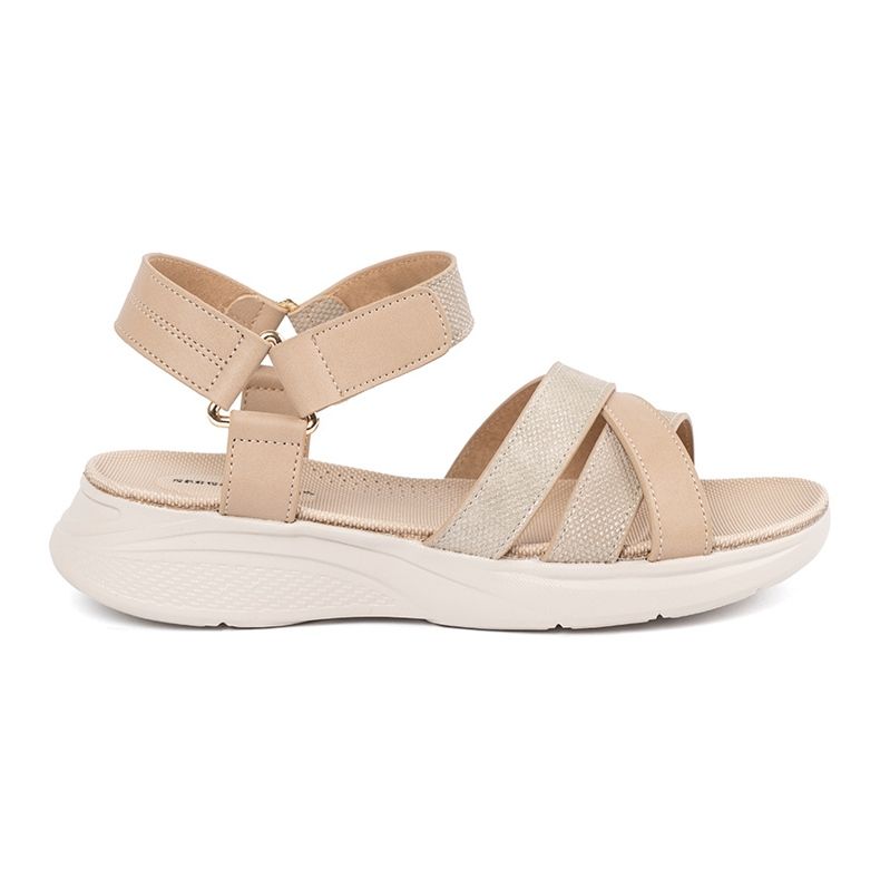 Sergio Leone Kevyt beige -sandaalit valkoisella alustalla