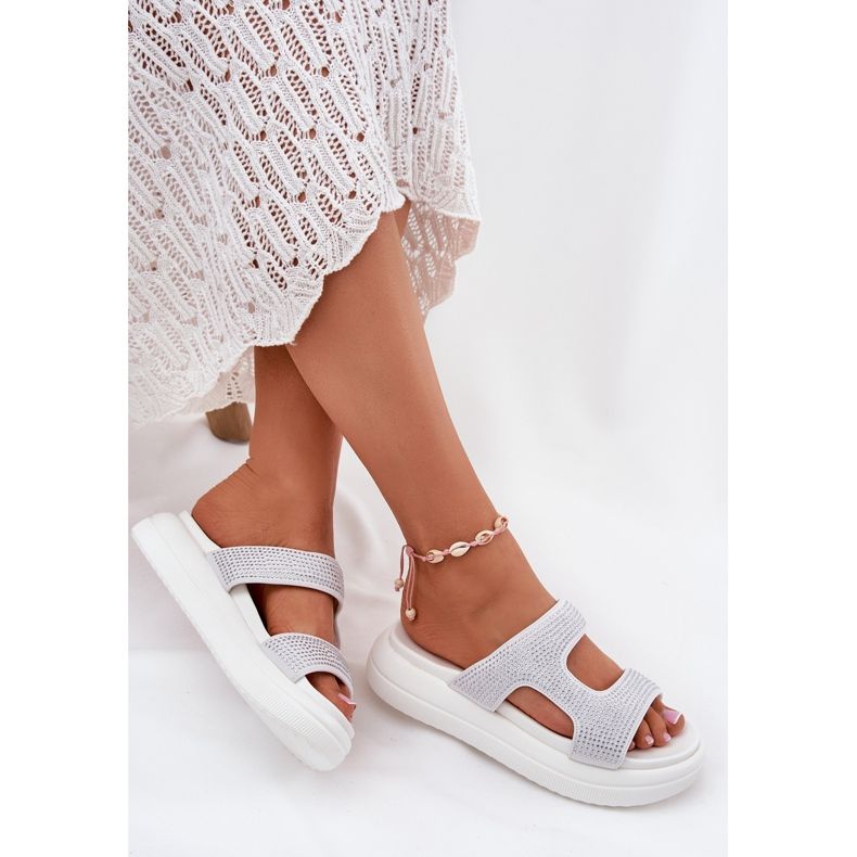 Inna Sisustetut naisten flopsit valkoisella alustalla valkoinen