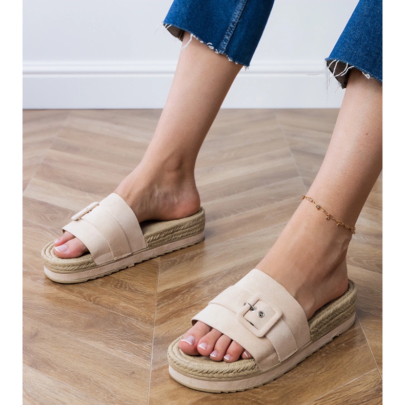 Beige -läpät laiturilla koristeellisella solkilla