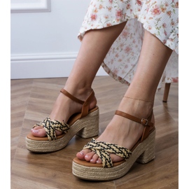 Postissa kudotut mustat sandaalit Postissa kudotut mustat sandaalit