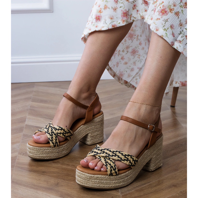 Postissa kudotut mustat sandaalit Postissa kudotut mustat sandaalit