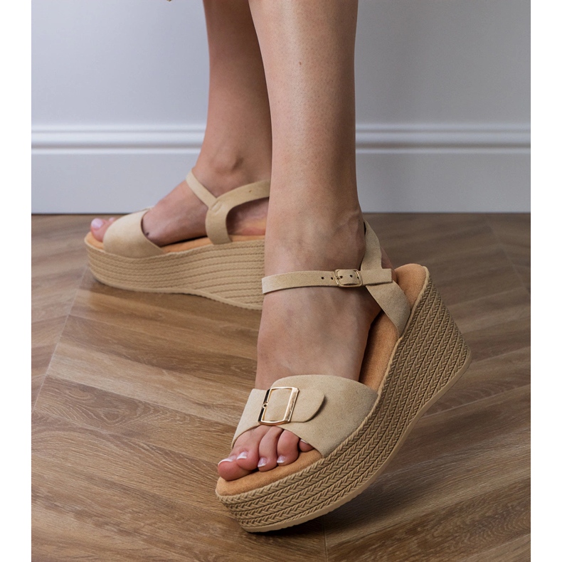 Ruskeat naisten sandaalit koristeellisella solkilla