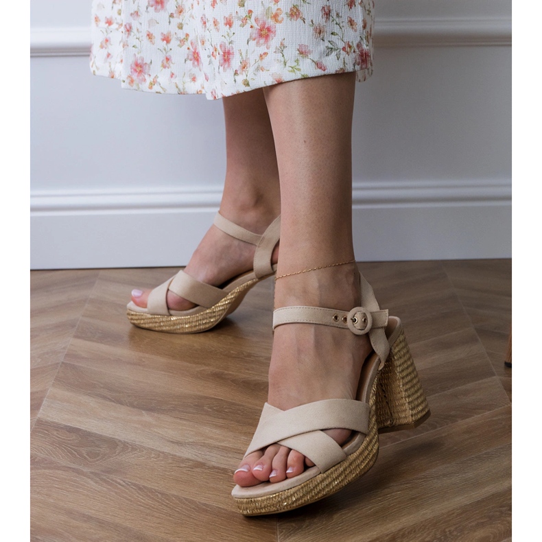 Beige -sandaalit, joissa on raidat postitse