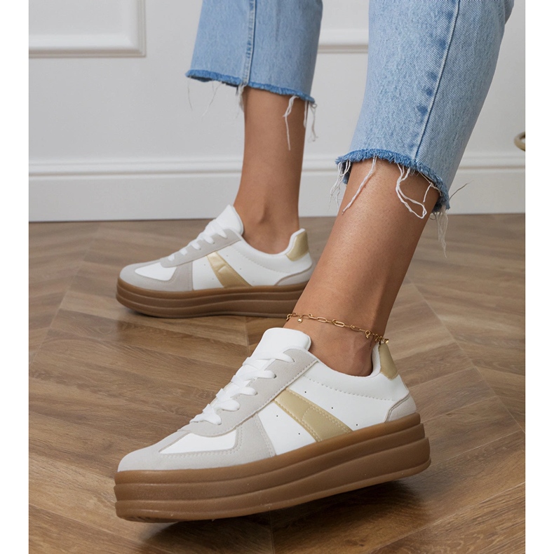 Naisten valkoiset tennarit alustalla valkoinen