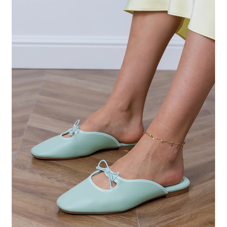 Vihreä flip -Flops, joka on rakennettu tasaiselle pohjalle