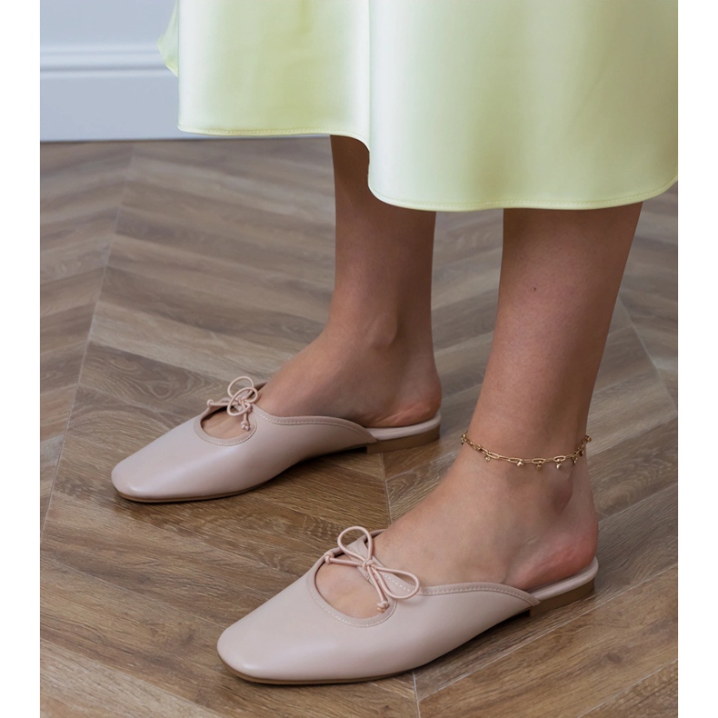 Beige Flip -Flops, joka on rakennettu tasaiselle pohjalle