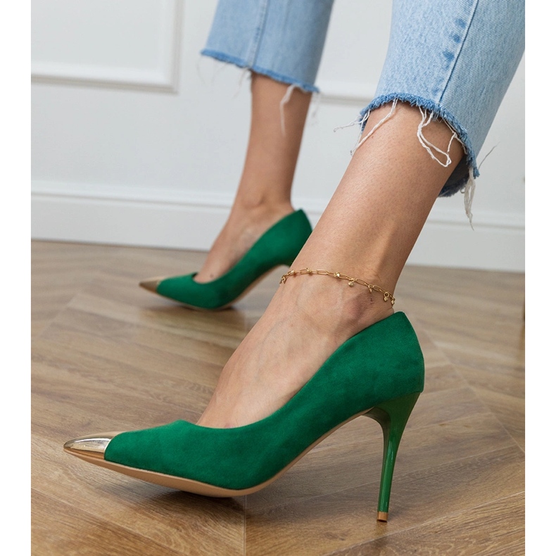 Vihreät ekosamipumput metallisella varpalla