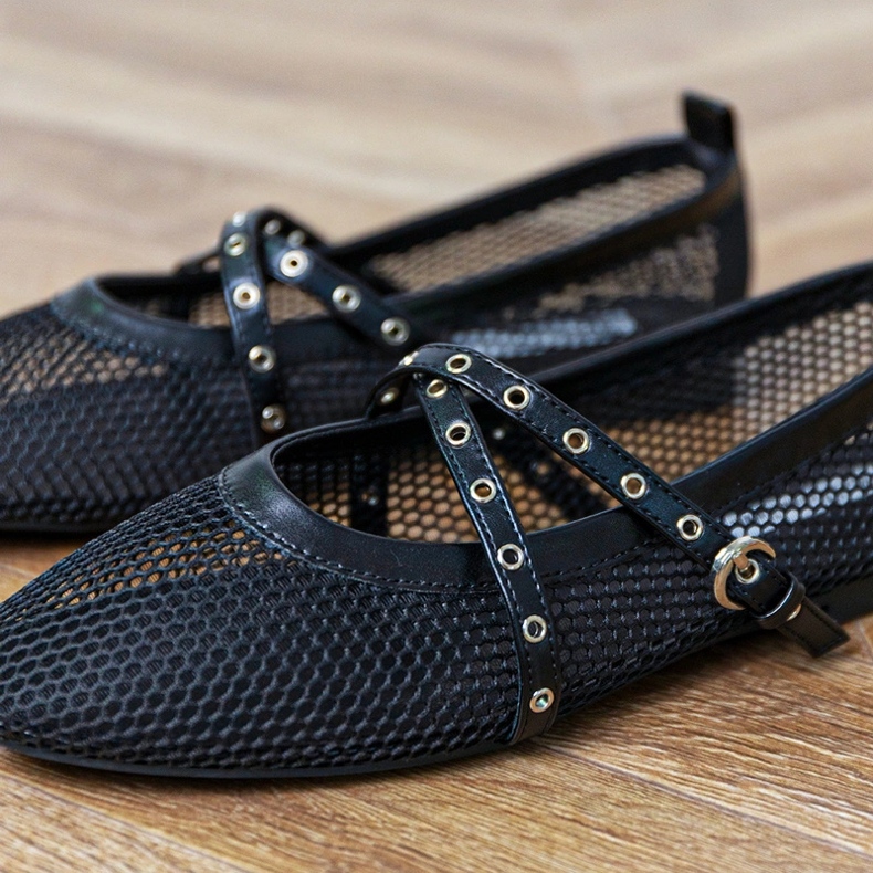 Musta mesh -balleriinit koristeellisella solkilla