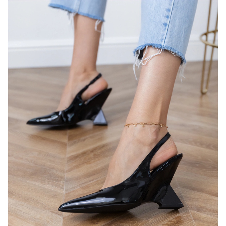 Mustat sandaalit geometrisellä kiilalla