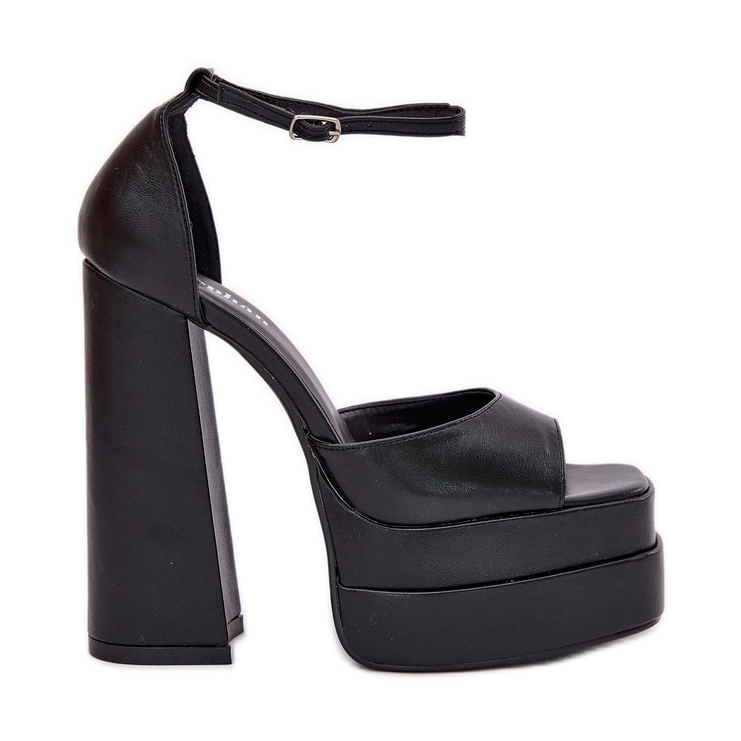 Naisten sandaalit postitse ja alustalla musta