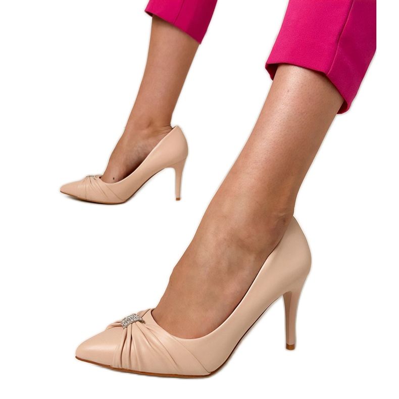 Beige klassiset pumput nastalla zirkonilla