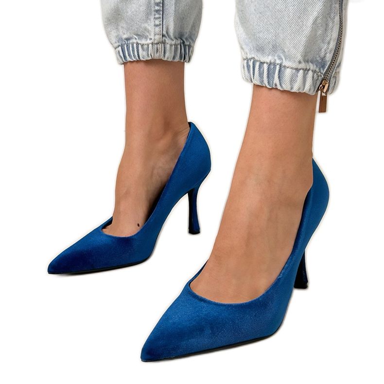 Merivoimien siniset veluorpumput korkokengissä sininen