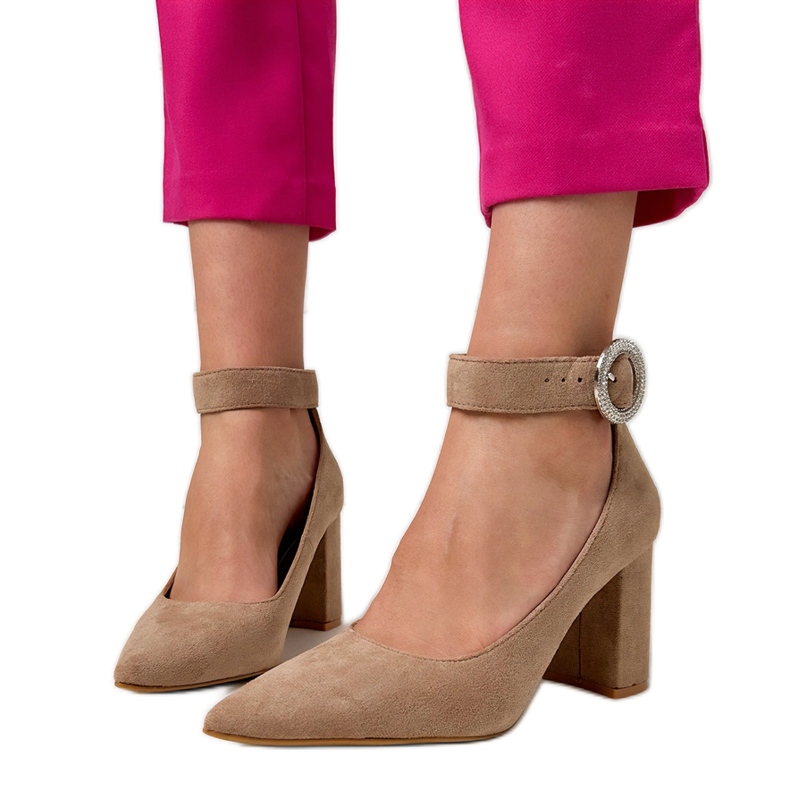 Beige pumppaa postissa solki ja zirkoni