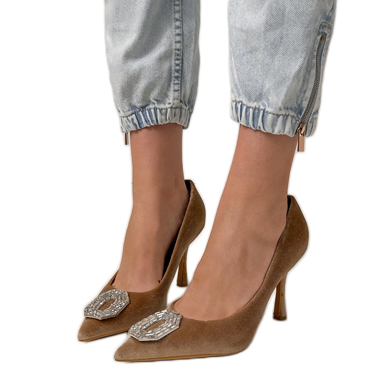 Beige pumppaa nastalla zirkonilla