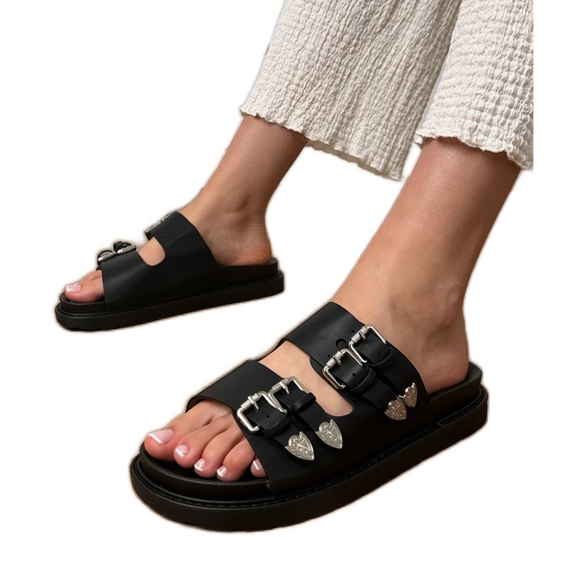 Mustat naisten tossut koristeellisilla solkilla