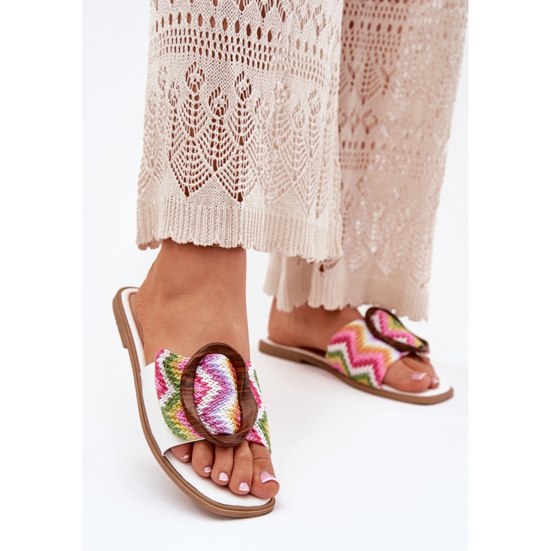 Litteät naisten flopsit koristeellisella valkoisella solkilla valkoinen