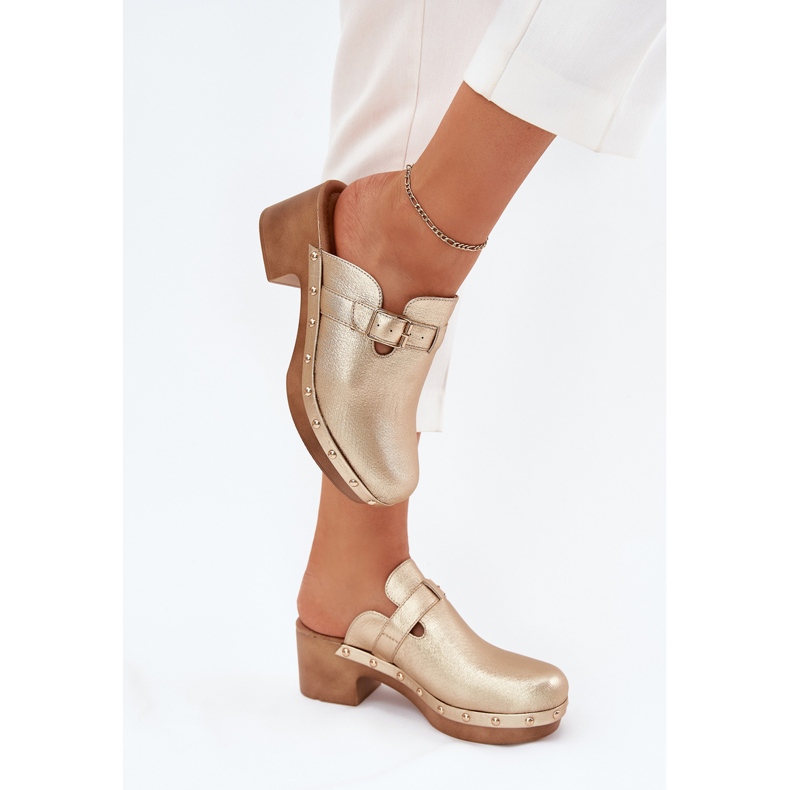 Tohvelit naisten korot kultaisella puristuksella kultainen