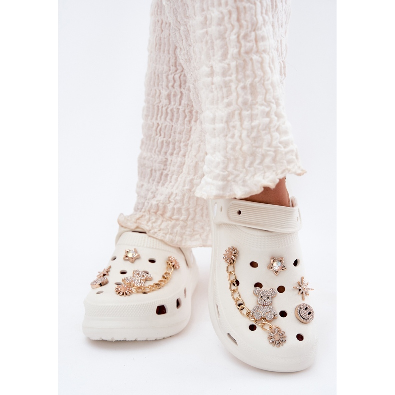 Naisten vaahto kääntölehdet valkoisilla nastoilla valkoinen