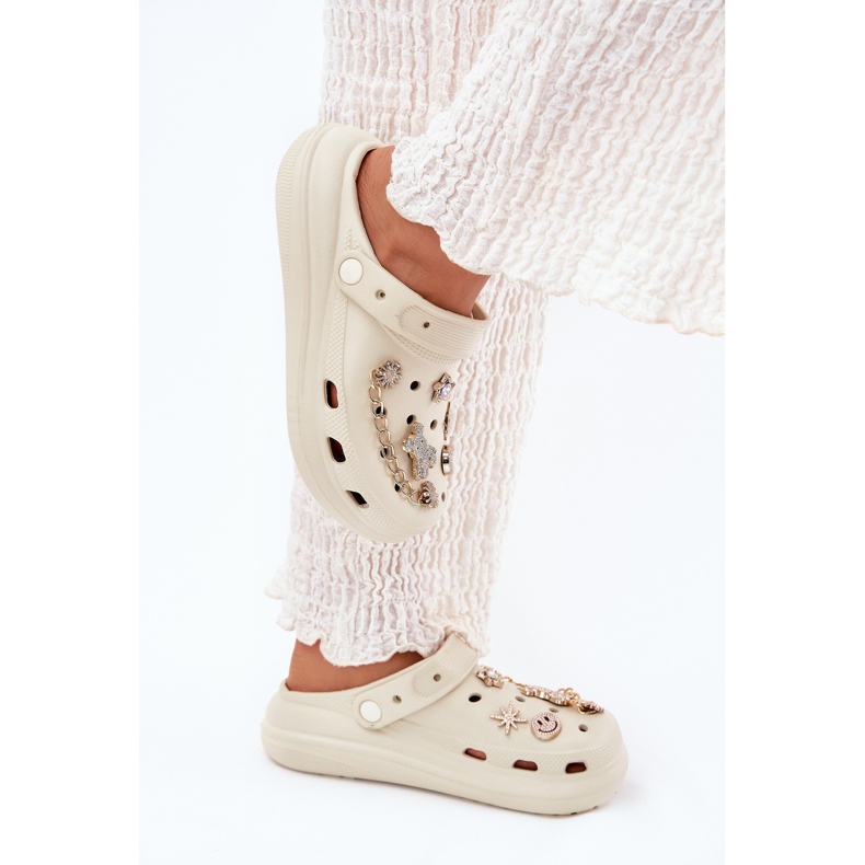 Beige vaahtoläppärahat nastailla