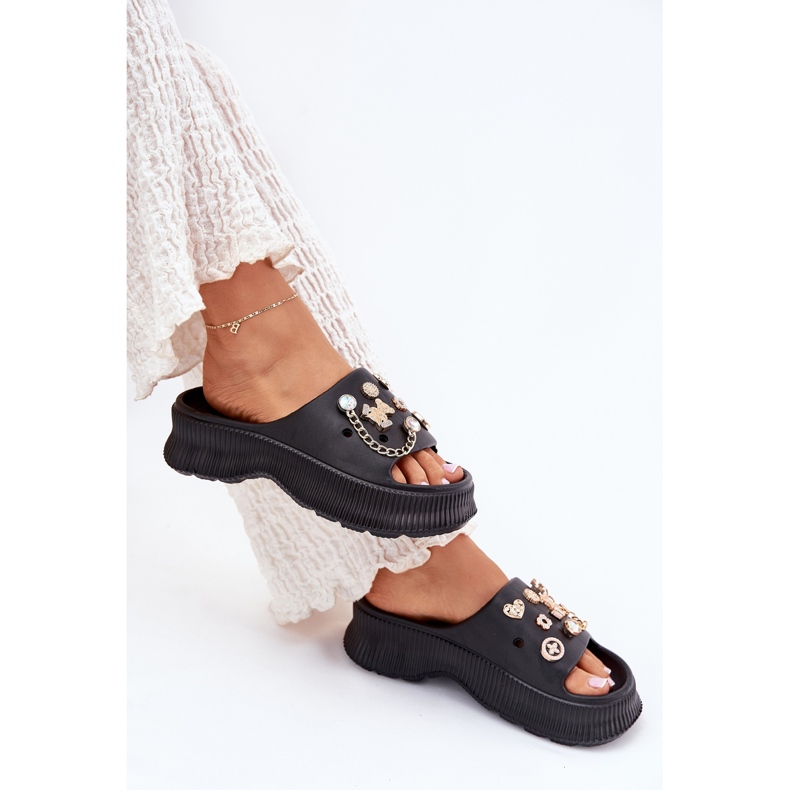 Naisten vaahto kääntölehdet kultaisilla nastailla musta