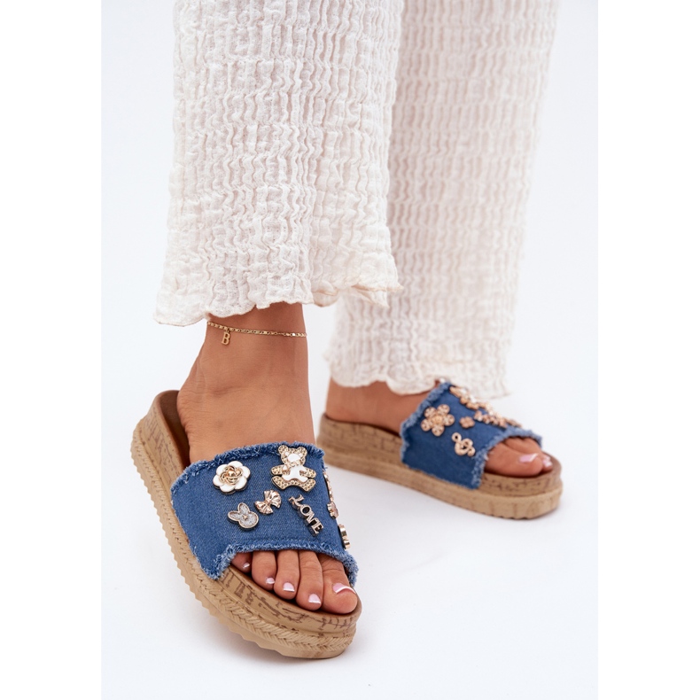 Naisten flip flops, jossa on kultaiset nastat laiturin laivastonsinisellä sininen