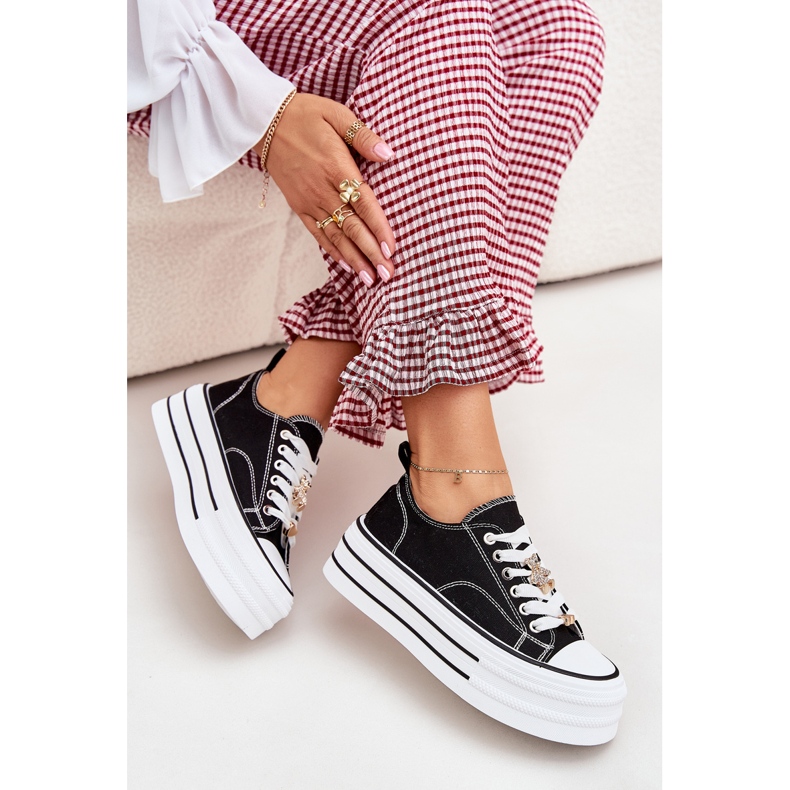 Naisten lenkkarit lavalla kultaiset nastat musta