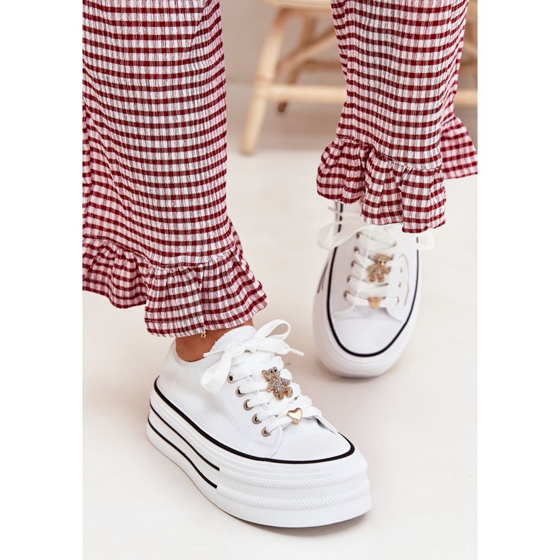 Naisten lenkkarit laiturilla kultaisilla nastalla valkoinen