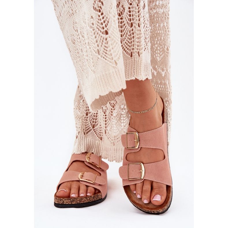 Naisten tossut korkkilavalla, jossa on kultaiset kiinnittimet vaaleanpunainen