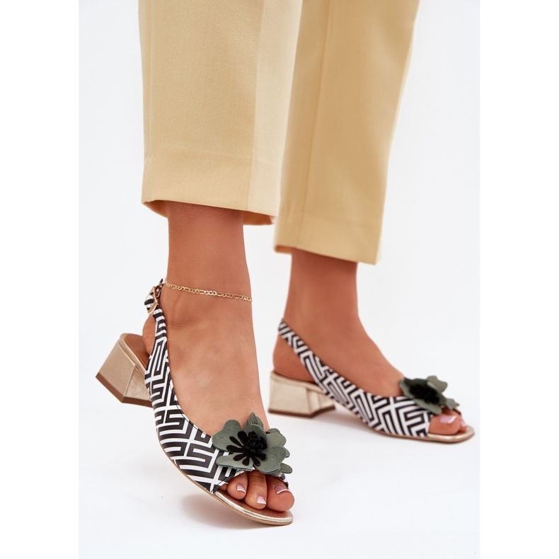 Naisten nahkaiset sandaalit korttelilla koristeellinen kukka Laura Messi 2973 valkoinen ja musta
