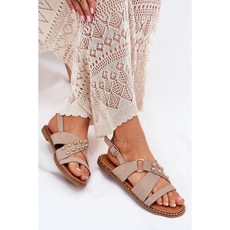 Litteät naisten sandaalit, joissa on kultaiset nastat beige