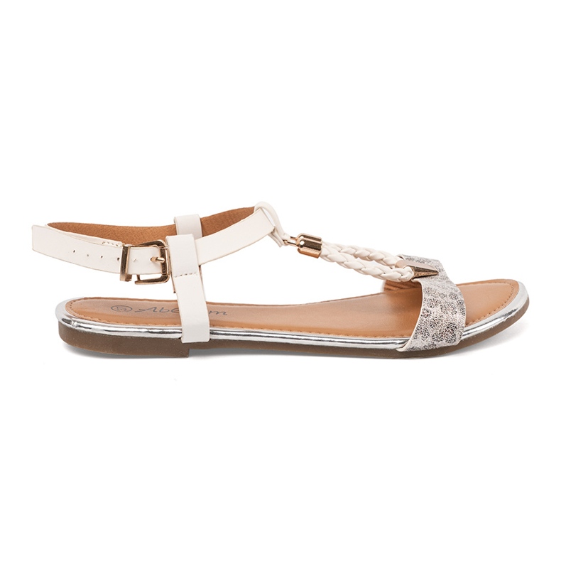 Valkoiset ja hopea -sandaalit kultaisilla koristeilla monivärinen