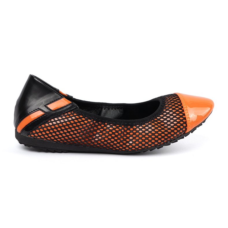 Oranssit balleriinit mustalla verkolla