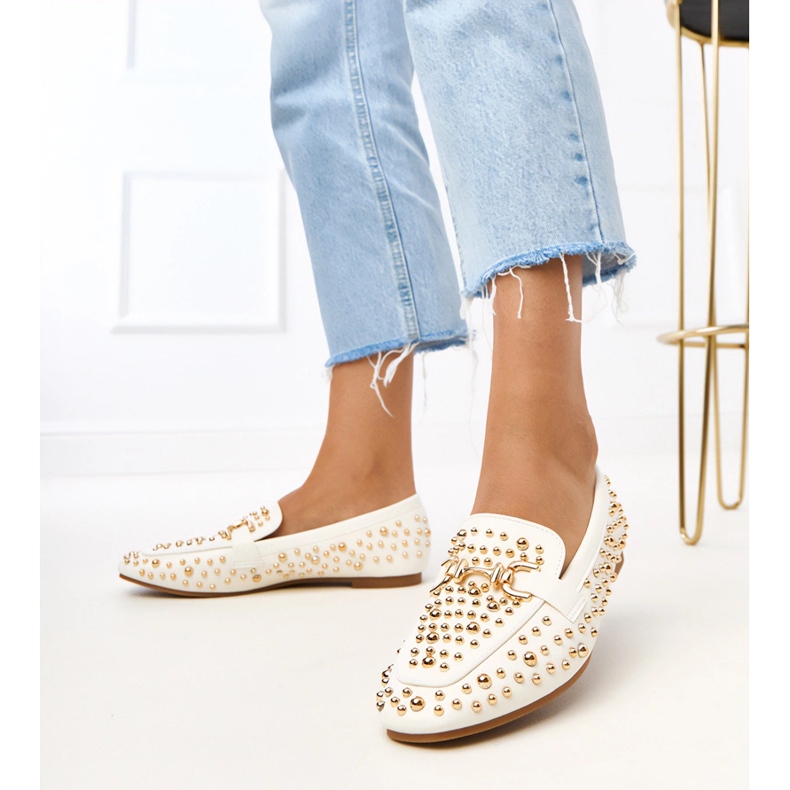 Lea -nastoilla koristeltu valkoiset leipät valkoinen