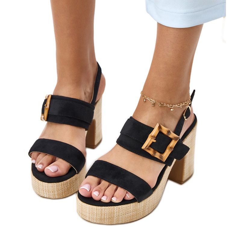 Postin mustat sandaalit koristeltu eloiralla