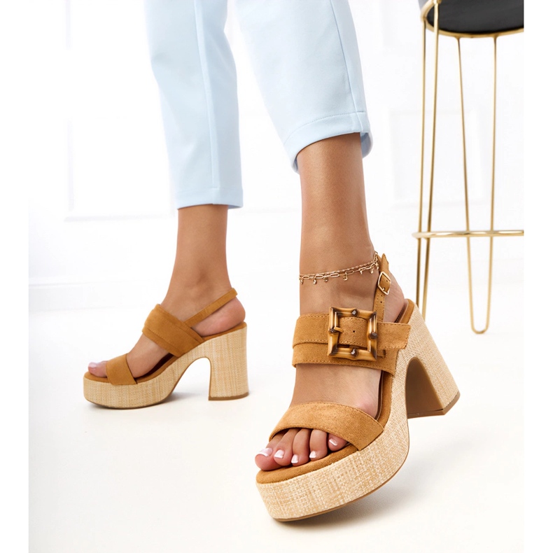 Postin ruskeat sandaalit, jotka on koristeltu eloiransilla